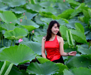 Thiếu nữ Hà thành xúng xính váy, yếm làm dáng với sen