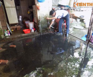Kinh hoàng nước cống dội ngược vào nhà dân giữa Hà Nội