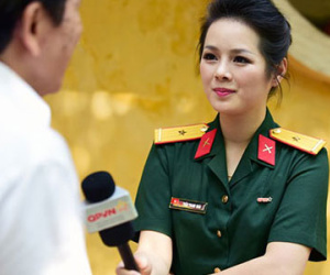 MC xinh đẹp trong màu áo lính