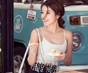 Á hậu Huyền My diện áo hai dây ren mỏng xuống phố