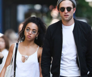 Bạn gái Robert Pattinson: "Tôi không phải một con khỉ"