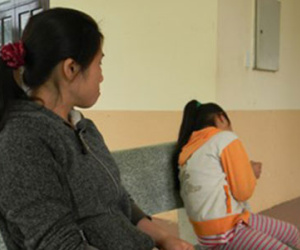 Bé gái lớp 2 bị dượng đến lớp ẵm về nhà hãm hại