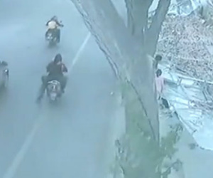 Clip Tường dài 20 m đổ sập, 9 người bị đè dưới gạch vụn