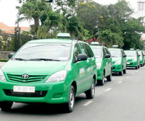 Cước taxi đồng loạt tăng theo xăng