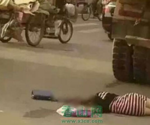 Kinh hoàng: Mải dùng điện thoại khi đi qua đường, cô gái bị xe tải đâm chết thảm