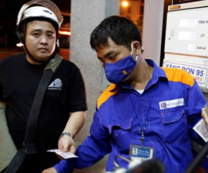 Xăng tăng thêm 1.200 đồng/lít: Nghịch lý giá nhập giảm giá bán tăng