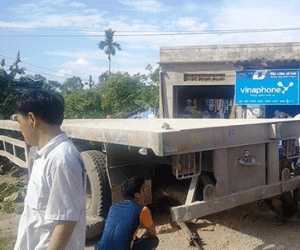 Xe container tông vào cửa hàng tạp hóa, ba người bị thương
