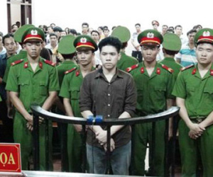 Cả trăm người thân bị hại gây náo loạn tòa