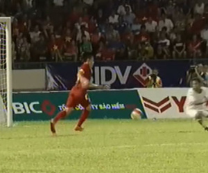 Clip: Thanh Bình dứt điểm chính xác giúp U23 Việt Nam dẫn trước 2-1.