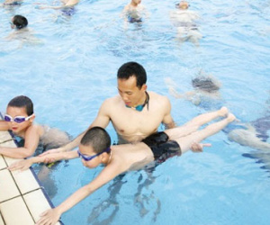 Kinh hãi sulfat đồng "nhuộm" xanh nước bể bơi