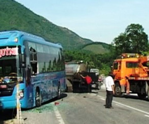 Xe bồn đâm xe giường nằm suýt rơi xuống hố sâu