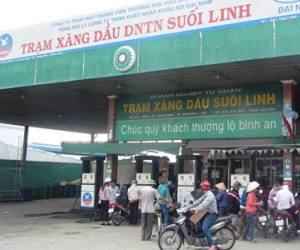 Xịt xăng vào nhóm côn đồ đang truy sát đồng nghiệp