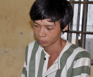"Yêu râu xanh" dùng liềm khống chế, hại đời nữ sinh