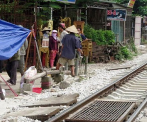 Tàu hỏa tông chết 2 người đàn ông nói chuyện sát đường ray