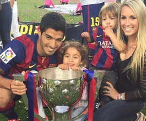 Dàn sao Barca cho con xuống sân mừng chức vô địch
