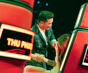 The Voice: Ca nương Kiều Anh tái xuất, Mỹ Tâm liên tục bị "cưỡng hôn"