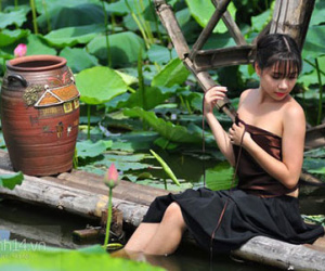 Thiếu nữ lưng trần say sưa tạo dáng cùng hoa sen trong thời tiết gần 40 độ C