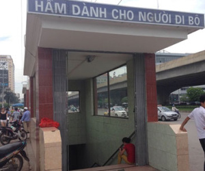Thiếu nữ mồ côi tố bốn thanh niên cưỡng bức dưới hầm đi bộ
