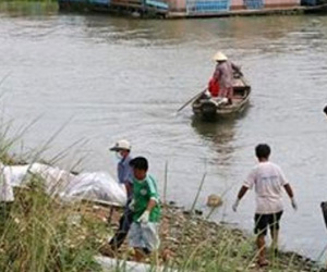 Vớt được thi thể hai mẹ con mất tích dưới sông Hậu