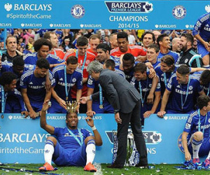 Chelsea đăng quang, Mourinho trao vương miện cho Drogba