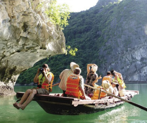 “Cuộc chiến” tranh khách ở Hạ Long