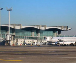 Dọa có bom ở phi trường để hoãn chuyến bay của bạn gái