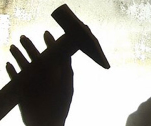 Dùng búa đập đầu vợ vì dám hỏi “có lương chưa?”