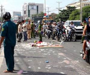 Qua đường đón mẹ và con gái, bị xe tải cán chết
