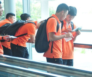 U23 VN đổ bộ Singapore, Công Phượng bị "quây" ở sân bay