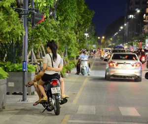 Bất chấp biển cấm, vô tư làm nhếch nhác phố đi bộ Nguyễn Huệ