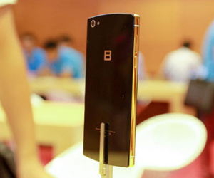 Cận cảnh Bphone bản mạ vàng 24K giá 20,19 triệu đồng