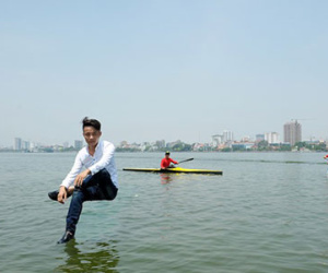 Chủ bãi đỗ ôtô đi bộ, ngồi lơ lửng trên mặt nước