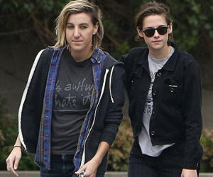 Kristen Stewart thân mật với bạn gái trên phố
