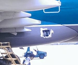 Máy bay Vietnam Airlines dán băng keo