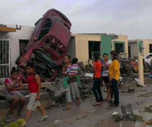 Mexico: Vòi rồng cuốn ô tô lên nóc nhà, 13 người chết