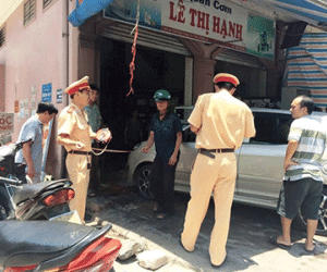 Ôtô lao vào quán nước, tông trọng thương hai người