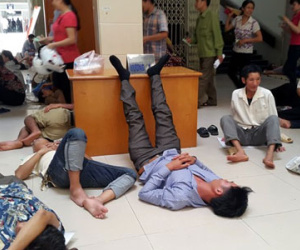 Các kiểu nằm ở bệnh viện ngày nắng nóng 39 độ C
