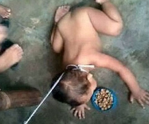 Dư luận phẫn nộ khi thấy mẹ dắt con đi bằng xích chó