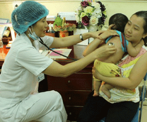 Hà Nội: Nắng nóng kéo dài, hàng nghìn trẻ nhập viện