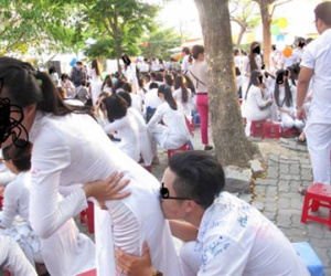 Màn "môi chạm mông" giữa trường gây bức xúc gay gắt