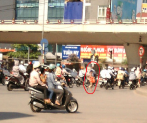 Mẹ bắt con bỏ học đi ăn xin lấy tiền nuôi... chồng hờ?