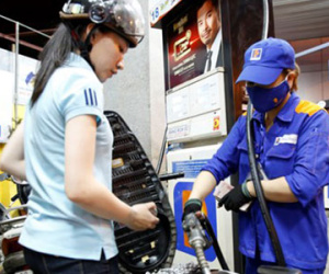 Những câu hỏi quanh việc điều hành giá xăng dầu