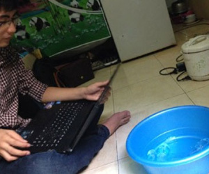 Sinh viên vật vã chống nóng