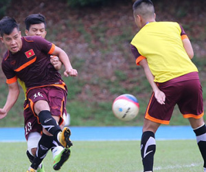 Tiền vệ U23 Việt Nam tập kỹ thuật sút rabona