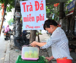 Trà đá, nước lọc miễn phí cho người nghèo giữa những ngày Hà Nội 40 độ C