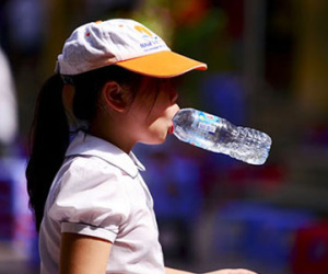 Trẻ em ngồi trong nắng nóng 39 độ C dự lễ bế giảng