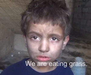 Bé trai Syria phải ăn cỏ để tồn tại
