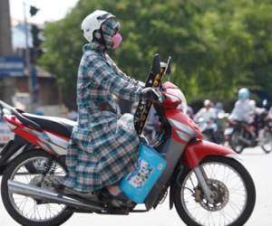 Hà Nội: Chị em bịt kín chống chọi “chảo lửa”
