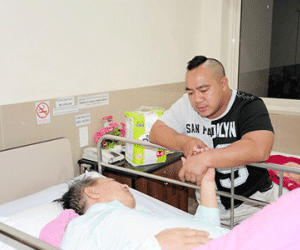 Hiếu Hiền liên tục hủy show vì cha nhập viện