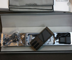 Mở hộp chiếc Mobiado giá 70 triệu đồng sẽ được treo ở Hang Sơn Đoòng